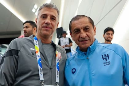 Hernán Crespo y Ramón Díaz, en el sorteo de los cuartos de final de la Champions asiática; el domingo se enfrentarán a partido único por un lugar en la final, como directores técnico de Al-Duhail y Al-Hilal.