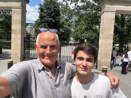 Hernán en la entrada de McGill, lugar al que volvió por primera vez en julio de 2025.