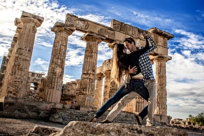 Hernán, en las ruinas de Selinunte en Sicilia, junto a la bailarina que lo invitó a Italia.