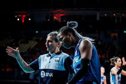 Hernán Ferraro, el entrenador, y Erika Mercado, la goleadora de las Panteras en el Mundial