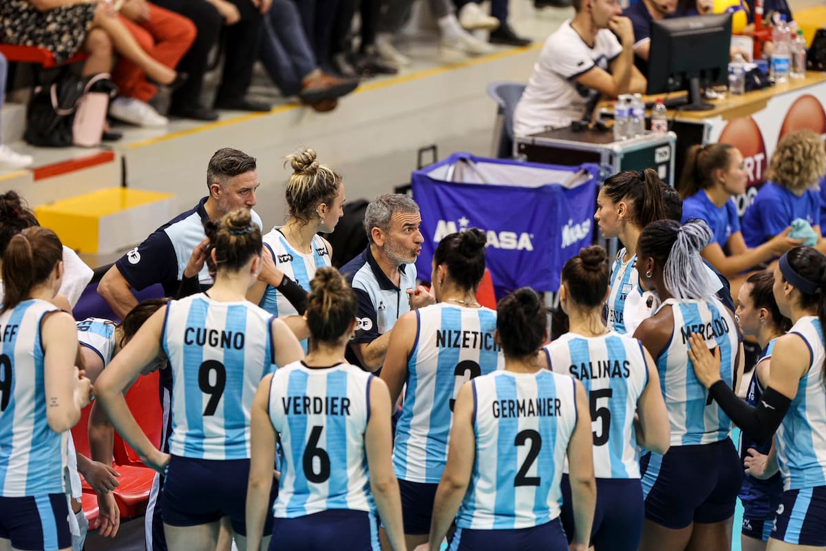 Hernán Ferraro le da indicaciones a sus dirigidas en uno de los partidos preparatorios para la Copa del Mundo