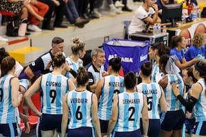 Hernán Ferraro le da indicaciones a sus dirigidas en uno de los partidos preparatorios para la Copa del Mundo