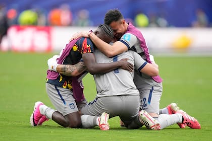 Hernán Galíndez, Moisés Ramírez y Gonzalo Valle, los tres arqueros de Ecuador, festejan luego de ganarle a Alemania en el partido por la tercera fecha de la fase de grupos del Mundial 2026