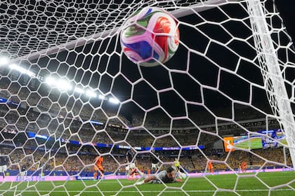 Hernán Galíndez sufre desde el suelo el gol de Costa de Marfil; Ecuador se hundió en el segundo tiempo, donde los africanos marcaron el pulso