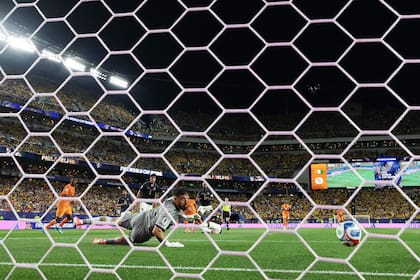 Hernán Galindez ve pasar la pelota del remate de Diallo; ganó Costa de Marfil en una de las últimas jugadas