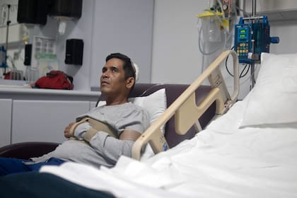 Hernán Gil, quien sobrevivió durante casi ocho días bajo los escombros de un edificio de La Guaira, en Caracas, el 5 de julio de 2026