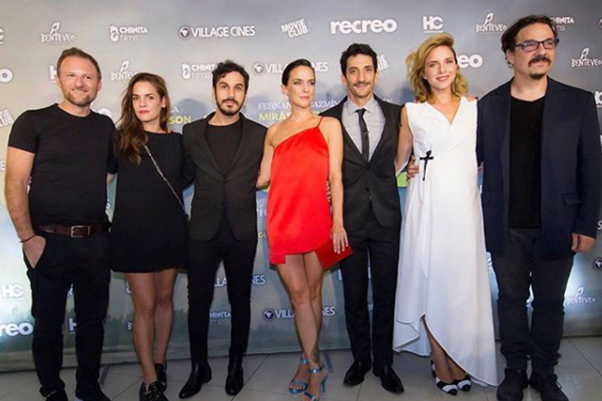 Hernán Guerschuny, Pilar Gamboa, Martín Slipak, Jazmin Stuart, Juan Minujín, Carla Peterson y Fernán Mirás, el elenco de actores y directores del film, de producción nacional, que le hace una radiografía a mediana edad, relatando conflictos y desencantos de las parejas a los 40, posan juntos en el e