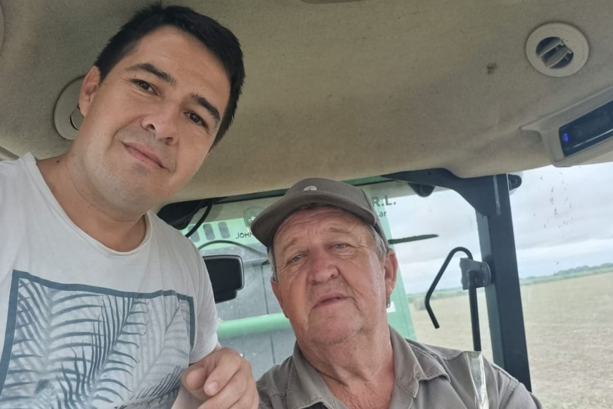 Hernán Javier Gonzalo Halavacs, ministro y productor, con su padre, Julio