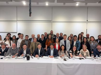Hernán Lacunza junto a dirigentes de Pro que apoyan su proyecto