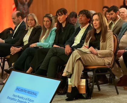Hernán Lacunza junto a la exgobernadora bonaerense María Eugenia Vidal y la legisladora porteña Silvia Lospennato, en Neuquén