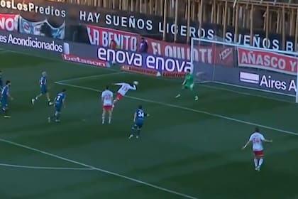 Hernán López Muñoz tira el puñito pero convierte de cabeza luego de la gran asistencia de Lescano: fue el 2-1 de Argentinos ante Racing