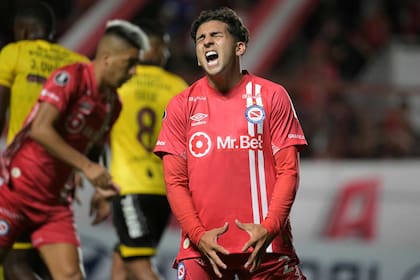 Hernán López y su lamento tras fallar una oportunidad (Photo by JUAN MABROMATA / AFP)