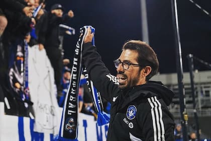 Hernán Losada asumió en Apollon Limassol, encadenó una serie de 11 triunfos y despertó la pasión de los hinchas chipriotas