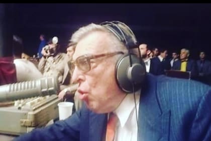 Hernán Santos Nicolini, en acción: relatando una pelea de boxeo