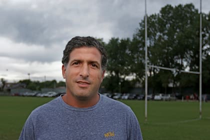 Hernán Senillosa, recién retirado del rugby, a los 41 años; ahora se dedica a entrenar a la preintermedia de su club de siempre: Hindú.