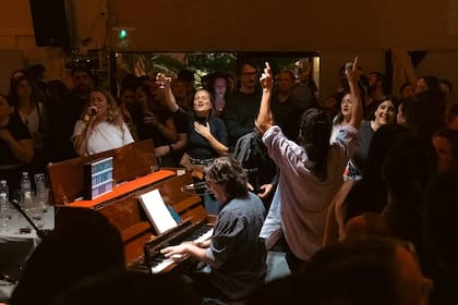 Hernán Siseles, creador del ciclo del momento, en el piano; el resto, canta y celebra