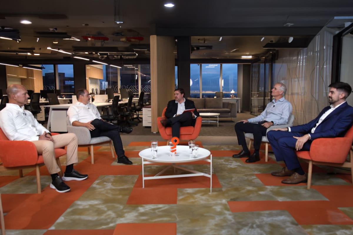 Hernán Siwaoki (Capital Brokers), Esteban Edelstein Bernice (Castex Propiedades), Alejandro Reyser (Toribio Achával) y Santiago Magnin (Deinmobiliarios) en Zona de Debate, junto al conductor Juan Fernández Mugica.