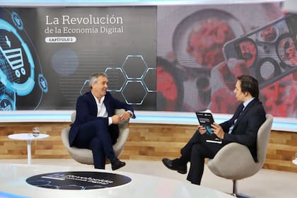 Hernán Tiscornia (Telefónica Movistar) dialoga con José Del Rio (LA NACION)