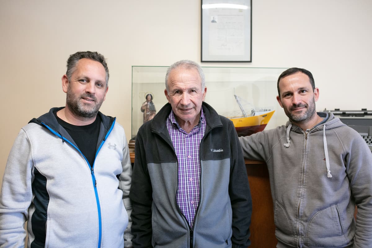 El cocinero Hernán VIva, junto a Antonio y Juan Di Meglio.