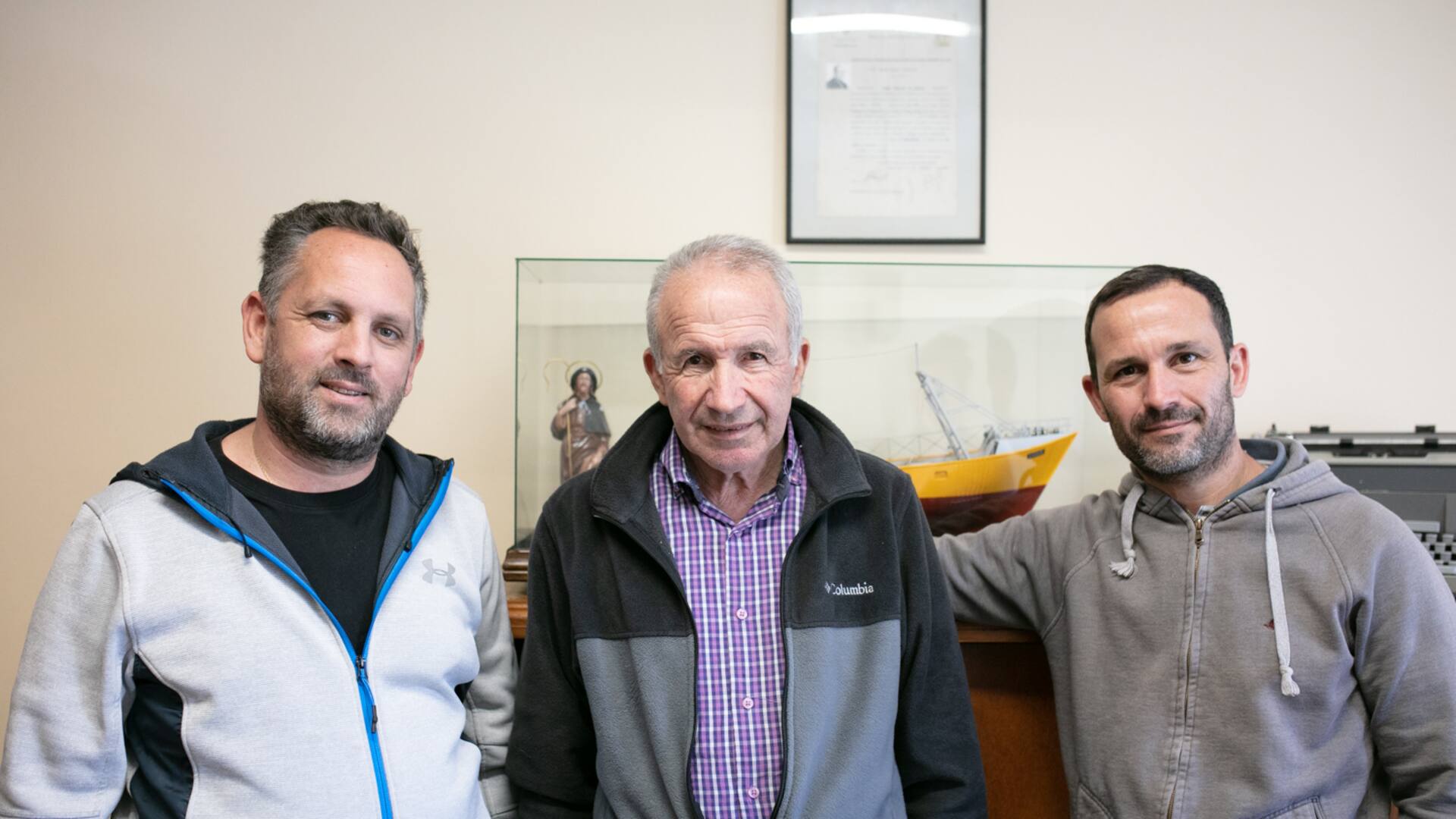 El cocinero Hernán VIva, junto a Antonio y Juan Di Meglio.