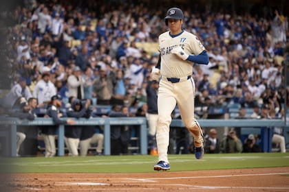 Hernández conecta jonrón decisivo en la octava y Dodgers vencen 8-4 a Piratas