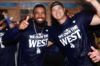 Hernández y Ohtani en los festejos luego de que los Dodgers ganaran la Serie Mundial