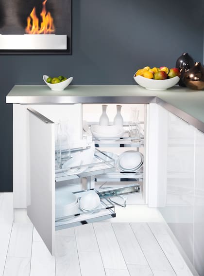 Herrajes que contribuyen a sistemas de apertura suave, bisagras ocultas, cajones de extracción total y soluciones inteligentes para maximizar el espacio en cocinas y baños.