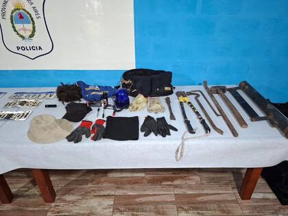 Herramientas incautadas a una banda de falsos policías