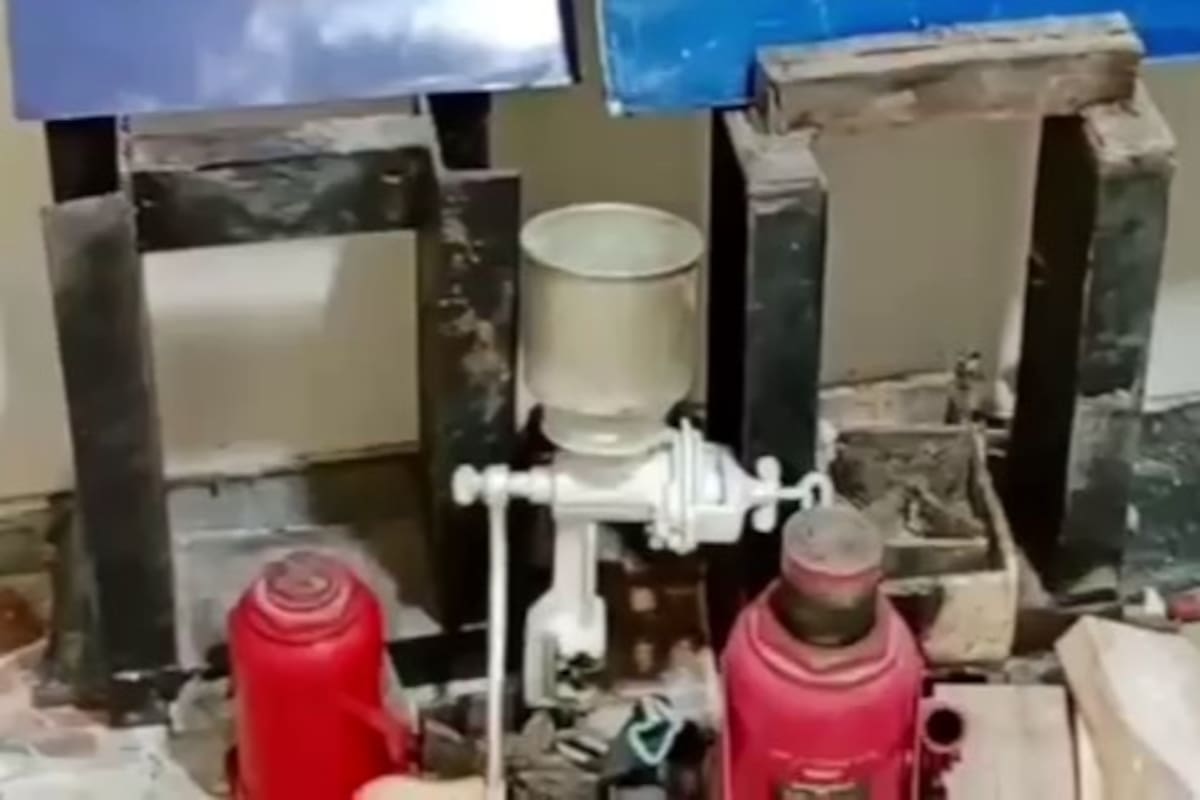 Herramientas para la producción de ladrillos de cocaína en una "cocina" de drogas descubierta en Puerto Madero