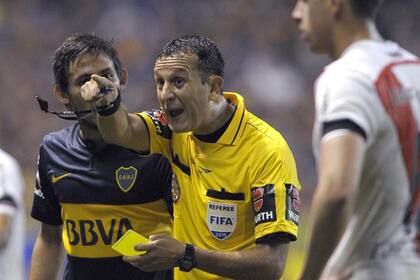 Herrera, árbitro del superclásico suspendido en la Bombonera por el gas pimienta