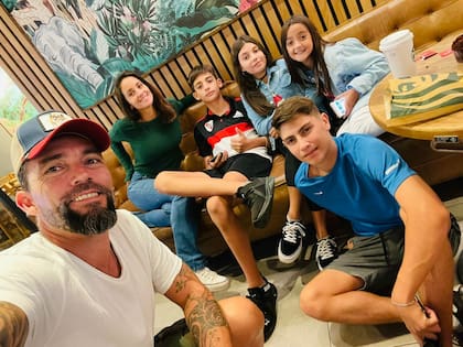 Herrera, disfrutando de un momento familiar en Rafaela, ciudad en la que reside el ex jugador en la actualidad