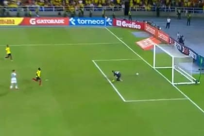Herrera falló al intentar controlar la pelota y Colombia se puso en ventaja.