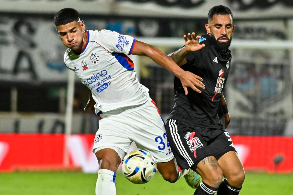 Herrera y Herrera; Ezequiel, el de san Lorenzo, parece ganarle la posesión a Jonathan, el de Deportivo Riestra
Foto: FOTOBAIRES
Fecha 12 Torneo Apertura Liga Profesional.