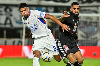 Herrera y Herrera; Ezequiel, el de san Lorenzo, parece ganarle la posesión a Jonathan, el de Deportivo Riestra
Foto: FOTOBAIRES
Fecha 12 Torneo Apertura Liga Profesional.