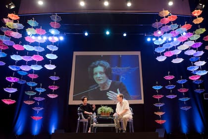 Hertha Müller, entrevistada durante el Hay Festival, en Cartagena, en 2013, por el dramaturgo Philip Boehm