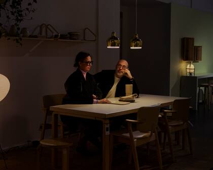 Hertta Kiiski, artista de técnicas mixtas, con su marido, Teemu Kiiski, director ejecutivo de Finnish Design Shop, en el centro de Helsinki, Finlandia, el 19 de febrero de 2023.