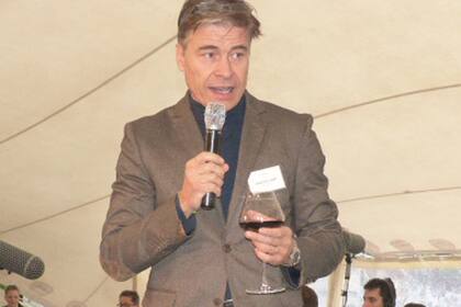 Hervé Birnie-Scott anfitrionando la comida en Bodega Terrazas