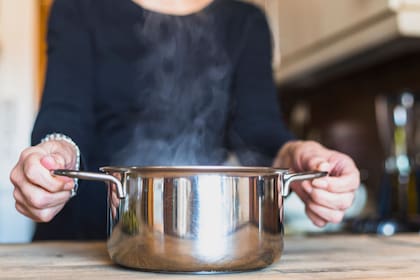 Hervir agua con un chorro de vinagre ayuda a eliminar los malos olores de la cocina