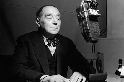H.G. Wells en un estudio de la BBC durante la inauguración de una serie de charlas titulada Reformando la herencia del hombre, el 15 de enero de 1943
