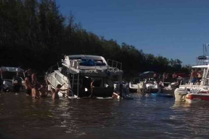 Hicieron una fiesta clandestina en un yate sobre el Río Paraná y casi lo hunden