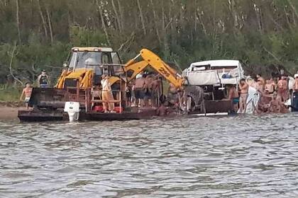 Hicieron una fiesta clandestina en un yate sobre el Río Paraná y casi lo hunden