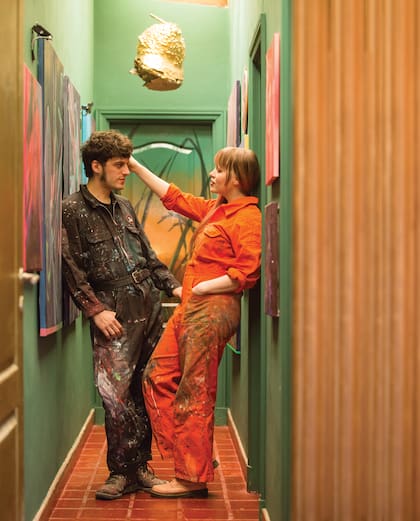 “Hicimos muchos arreglos en esta casa: además de pintarla con verdes y rojos –colores que dominan en nuestros trabajos–, la decoramos con objetos que aluden a la naturaleza, desde la alfombra hasta un panal
de avispas camoatí que pintamos de dorado”, cuentan.