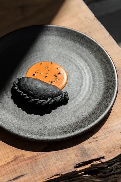 "Hicimos una empanada de hongos porto bellos, cebolla caramelizada y los condimentos típicos de la empanada del norte. Todo eso unido genera una textura suave y untuosa. Creamos, a través de una idea que surgió en un viaje este a Los Ángeles, una masa que le agregamos ceniza vegetal de cáscara de coco para darle ese color característico negro", indicó Gabriel Del Regno.