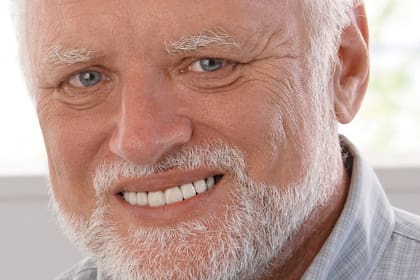 Hide The Pain Harold es un meme que toma las fotos de banco de imágenes que hizo el húngaro András Arató, con una expresión facial que parece esconder dolor detrás de una postura normal