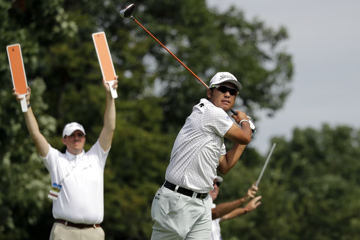 Hideki Matsuyama acaba de pegar el tiro de salida del hoyo 6; el japonés redondeó una vuelta de -9 y lidera por un golpe en Medinah.