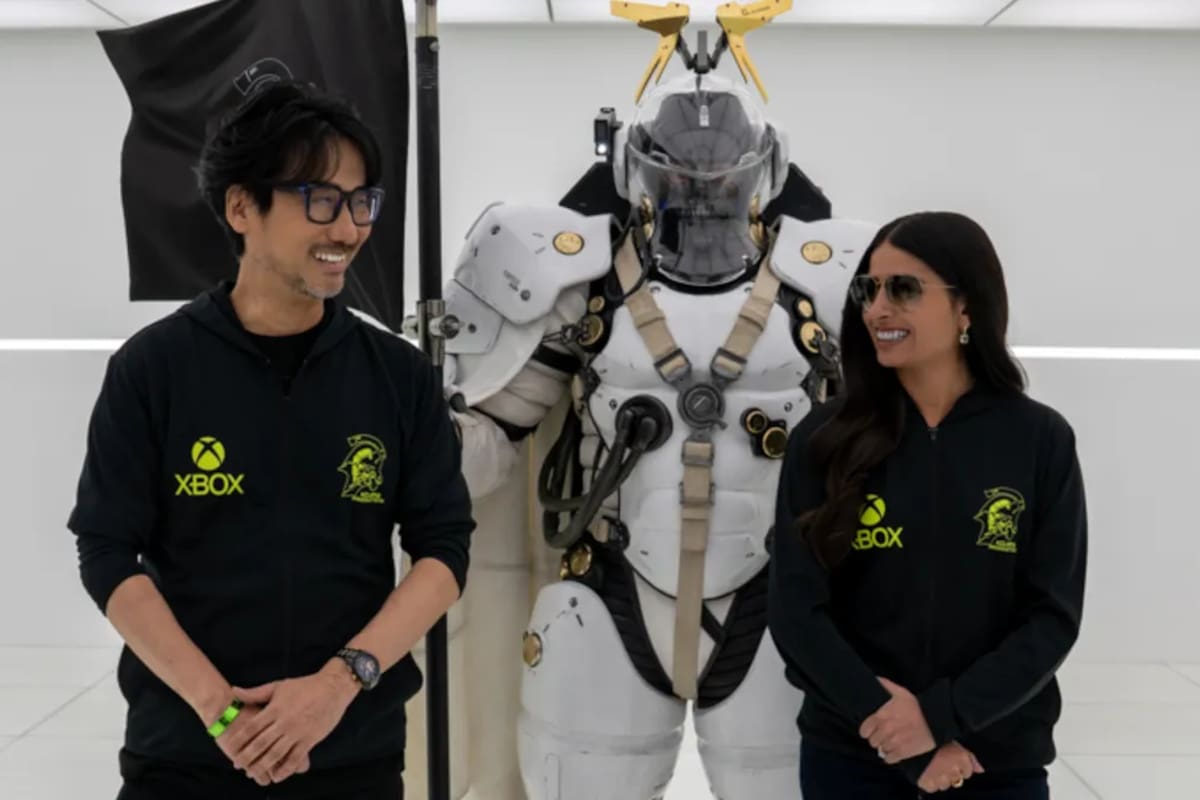 Hideo Kojima, fundador de Kojima Productions, junto a Asha Sharma, CEO de Xbox, en Tokio