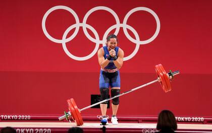Hidilyn Diaz, levantadora de pesas, ganó en Tokio la primera medalla de oro olímpica de la historia de Filipinas, lo que le permitió ser promovida a sargento en el ejército. (Photo by Du Yang/China News Service via Getty Images)