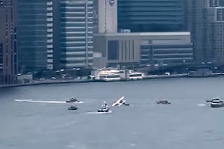 Hidroavión realiza acuatizaje brusco en el East River de Nueva York; reportan heridas leves