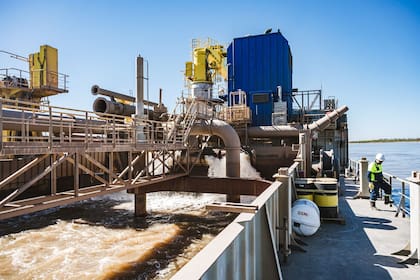 Hidrovía: a bordo de una draga que mantiene navegabilidad en el Paraná