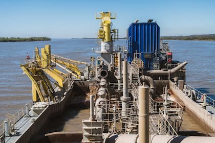 Hidrovía: a bordo de una draga que mantiene la navegabilidad en el río Paraná